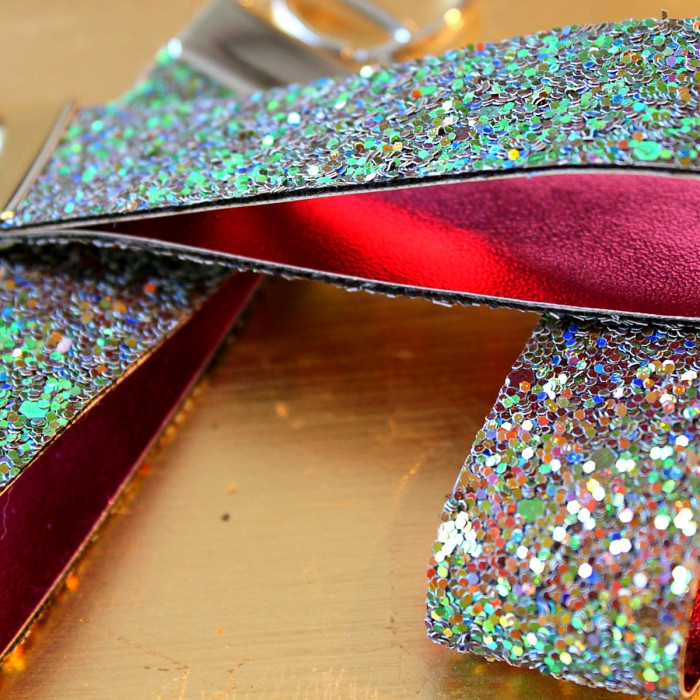 Porte-clés pailleté en simili cuir – Intérieur fushia – 2,5 x 12 cm